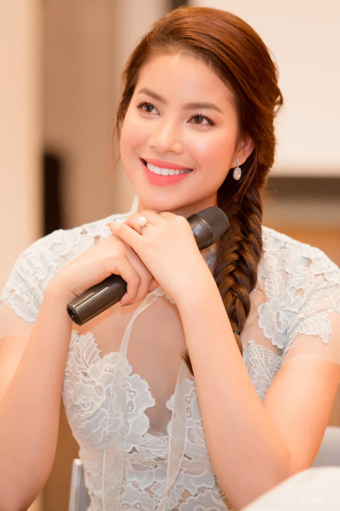 Hoa hậu Phạm Hương có buổi giao lưu cùng các thầy cô các trường đại học ở Việt Nam tham gia đi Nhật cùng và hàng trăm sinh viên, học sinh Việt Nam đang học và làm việc tại Osaka.