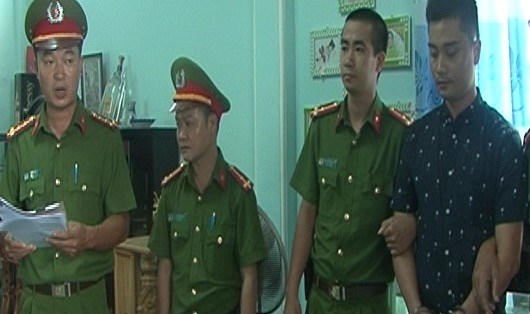 Đói tượng Châu Anh Tài nghe đọc lệnh bắt.