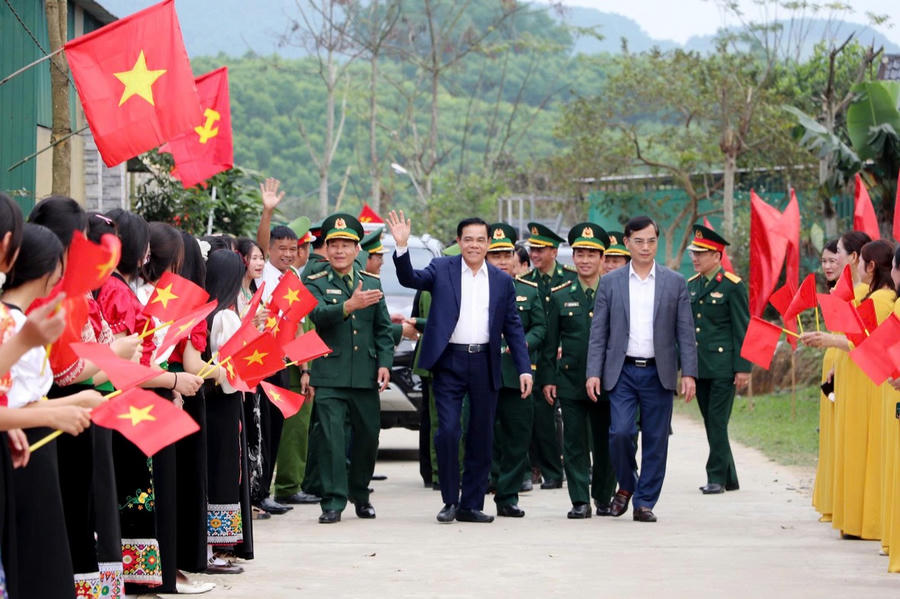 Lãnh đạo tỉnh Nghệ An thăm, chúc Tết bà con nhân dân, cán bộ, chiến sĩ vùng biên.