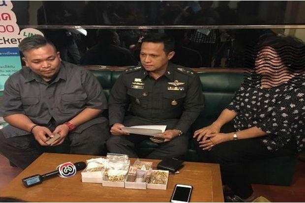 Người tài xế trả lại tiền và tài sản cho hành khách để quên. (Ảnh: BangkokPost)
