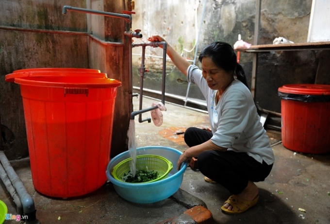 Bà Huệ (ở Thái Bình lên bệnh viện trông cháu) cho biết, 3 ngày đầu tôi ở nhà khác giá 120.000 đồng mà chật chội, không được nấu nướng. "Sau đó tôi được người ta mách đến đây. Nhìn thấy phòng tập thể mà tôi sướng quá vì giá rẻ và được sống như thời ở bộ đội. Sinh hoạt thoải mái nên dẫu buồn vì cháu bị bệnh nhưng cũng đỡ được phần nào", bà tâm sự.