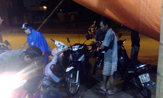 Nhiều phương tiện chết máy khi đi quan những khu vực ngập úng.              Xe máy là phương tiện dễ bị chết máy, nhiều người phải dắt bộ qua đoạn đường ngập nước.