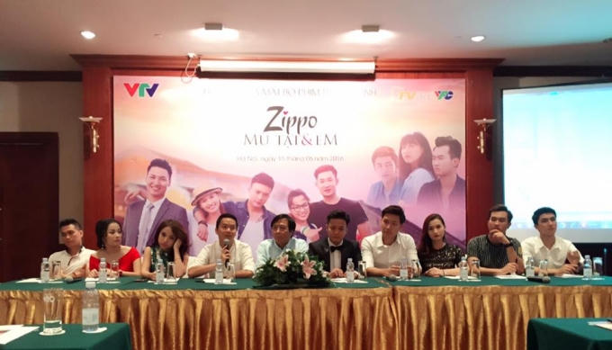 Ê kip phim Zippo, mù tạt và em trong buổi họp báo.
