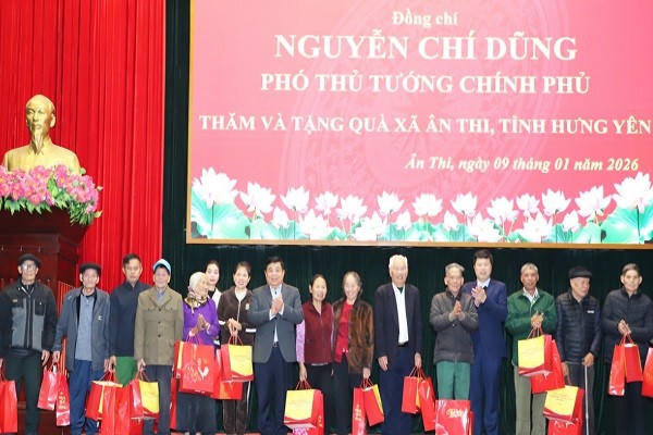 Phó Thủ tướng Chính phủ Nguyễn Chí Dũng trao tặng quà gia đình chính sách, người có công, tại xã Ân Thi.