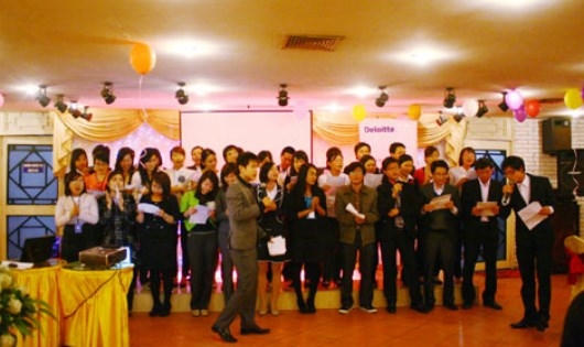 Nhân viên Deloitte Việt Nam trong bữa tiệc “Chia tay mùa bận rộn”, một nét văn hóa riêng không phải DN nào cũng có.