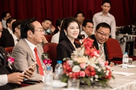 Lý Nhã Kỳ và tập đoàn do cô điều hành vừa được vinh danh trong lễ trao giải Qmix 100