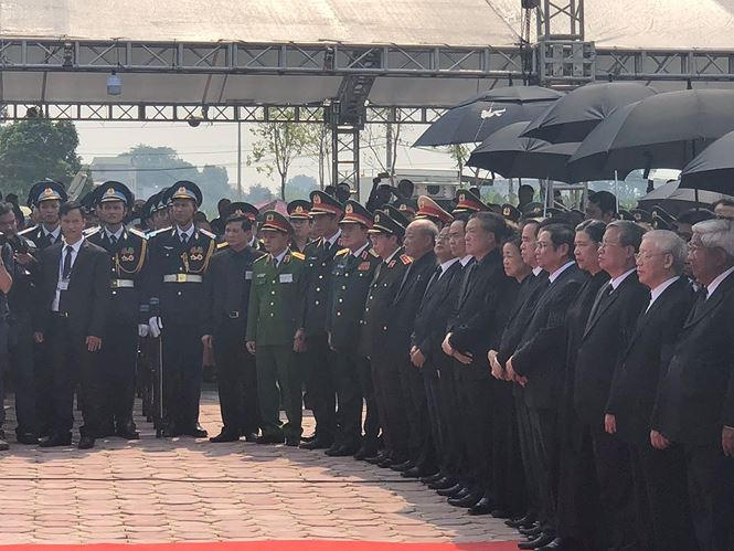 Tổng Bí thư Nguyễn Phú Trọng và nhiều lãnh đạo, nguyên lãnh đạo Đảng, Nhà nước có mặt tại lễ an táng. (Ảnh: Tiền Phong)