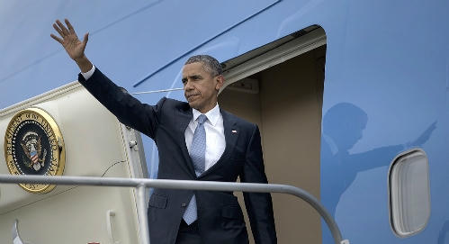 Tổng thống Obama trên chuyên cơ Air Force One (Ảnh: AFP).