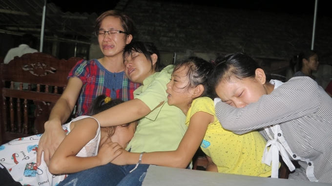 Những người con gái của anh Hậu cố bấu víu, nương tựa vào nhau trước nỗi đau quá lớn. Chúng chờ bố về, háo hức ngóng trông bố bao nhiêu giờ chúng càng đau đớn gấp trăm ngàn lần hơn thế.