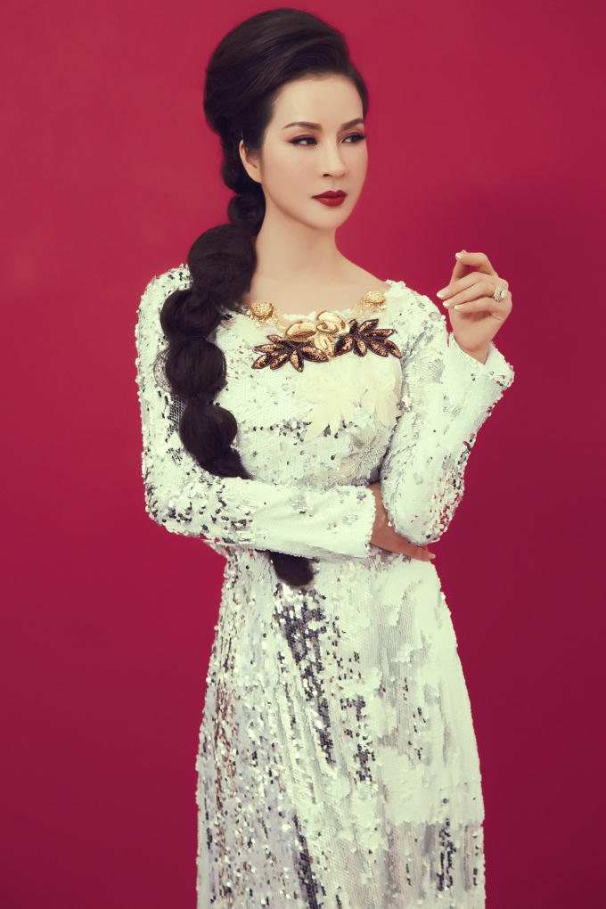 MC Thanh mai sang trọng kiêu sa trong những mẫu áo dài cách tân
