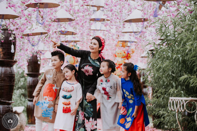 Bộ ảnh Trung thu được nữ nghệ sĩ thực hiện như một món quà dành tặng cho con gái Kiều Linh ở phương xa!