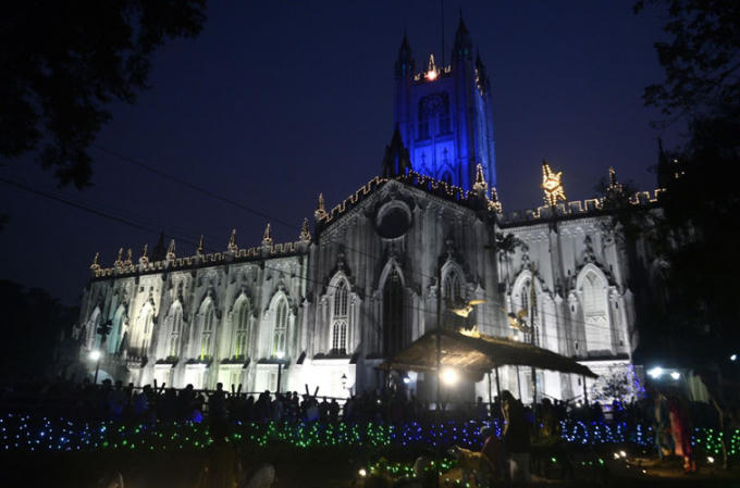 Nhà thờ St. Paul ở Kolkata, Ấn Độ, được trang hoàng trong dịp lễ Giáng sinh 2018. Ảnh: Getty.