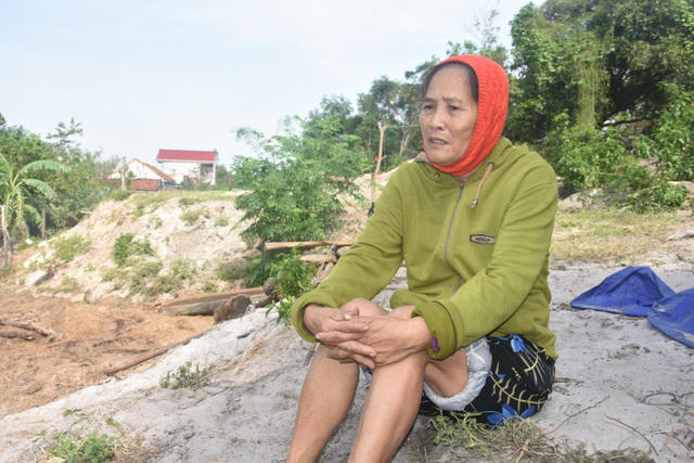 Bà Phan Thị Huynh (1957) buồn bã khi tài sản bị cuốn trôi, lúa bị mọc mầm hư hỏng.