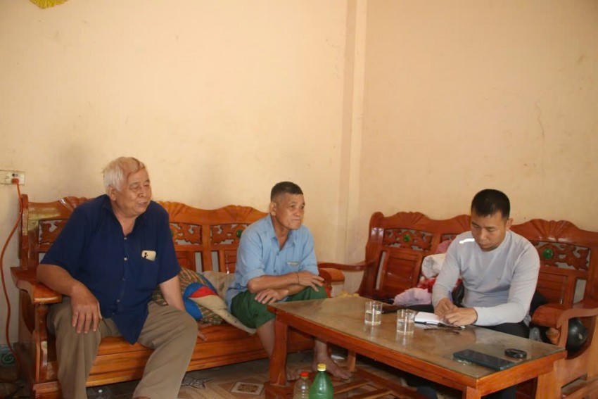 Ông Lò Văn Mẳn (người thứ 3 bên trái), Chi hội trưởng Hội người cao tuổi bản Ún, xã Mường Bú thông tin với phóng viên Báo Pháp luật Việt Nam.