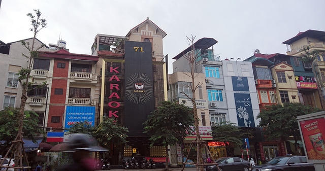 Trong ảnh là một cơ sở karaoke trên phố Đào Tấn.