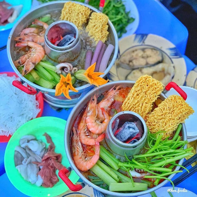 Vị ngọt thơm của nước dùng kết hợp với độ tươi của rau, vị đậm đà của thịt cá khiến thực khách ăn lẩu cù lao một lần nhớ mãi (Ảnh: @thon.foodie).