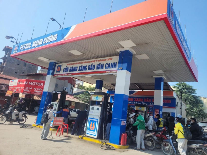 Người dân xếp hàng mua xăng vào sáng 10/3.