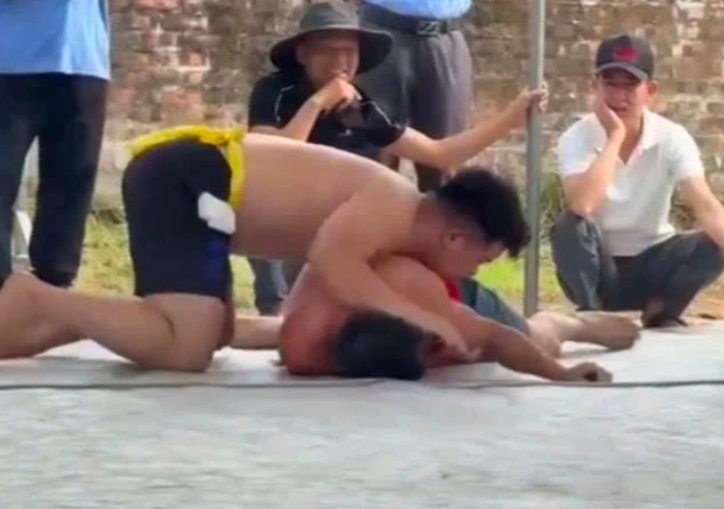 Hình ảnh đôi vật tham gia hội Vật, một người gặp sự cố tử vong. Hình ảnh cắt từ clip.