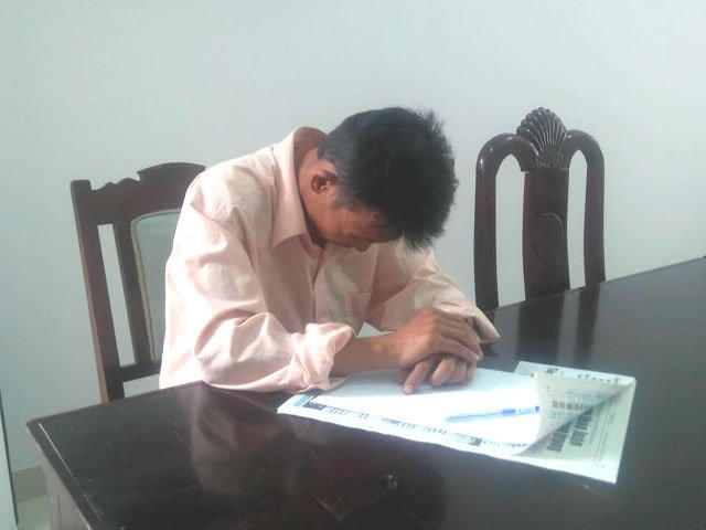 Anh Nguyễn Đình Quang tại cơ quan chức năng. (Ảnh: Dân Việt)