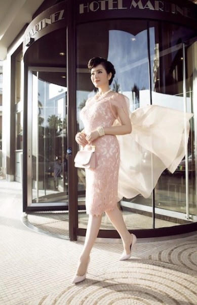 Còn với chiếc váy này trông Lý Nhã Kỳ hệt như một bà hoàng.