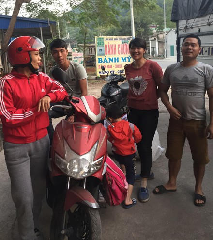 Nhiều người dân tại khu vực Bờ Đậu bàn luận khi hay tin Chủ tịch UBND tỉnh Thái Nguyên Vũ Hồng Bắc có công văn đề nghị Bộ GTVT xoá bỏ trạm thu phí BOT Bờ Đậu. Ảnh được phóng viên Dân trí ghi lại vào chiều ngày 4/12.