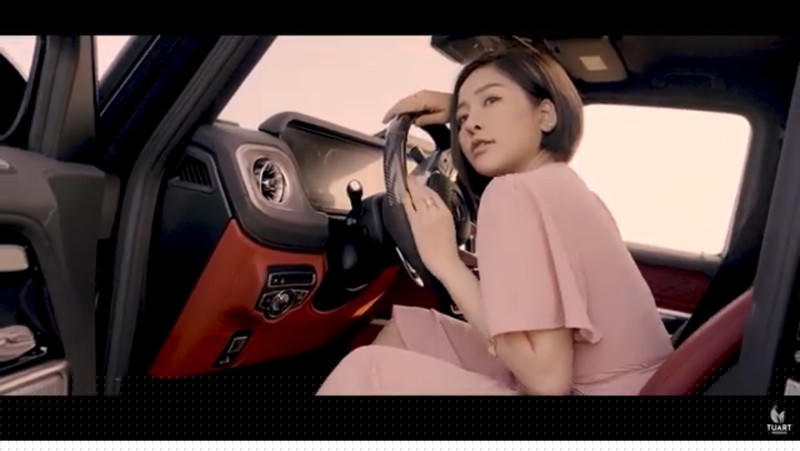 Trong MV Trâm Anh gây chú ý khi ngồi bên xế hộp trị giá hơn 13 tỷ đồng. Nhiều người đồn đoán rằng sau khi chia tay người yêu cũ cô được đại gia mới tháp tùng trong dịp quay MV lần này.
