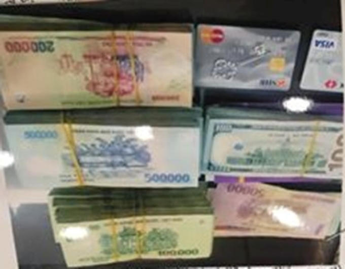 Sau khi trộm vàng Kiên đem bán lấy số tiền lớn và phục vụ cho lợi ích của mình