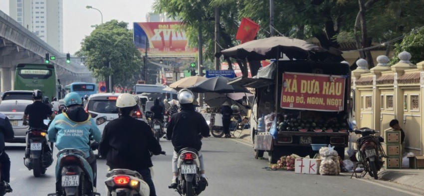 Xe cộ đỗ ngay lòng đường Hồ Tùng Mậu, ngay trước cổng Nghĩa trang Mai Dịch để buôn bán gây mất an toàn giao thông.
					
				
			
			Xe cộ đỗ ngay lòng đường Hồ Tùng Mậu, ngay trước cổng Nghĩa trang Mai Dịch để buôn bán gây mất an toàn giao thông.