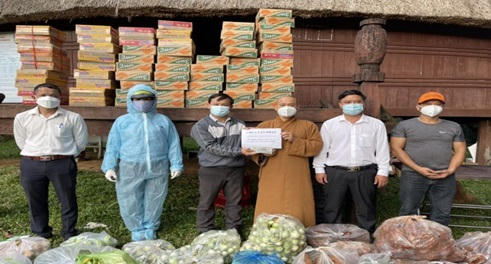 Đại đức Thích Đồng Giải cùng quý Phật tử trao tặng 10 triệu đồng và 100 phần lương thực cho lực lượng trực chốt phong toả Làng Ốp (Tp Pleiku - Gia Lai).