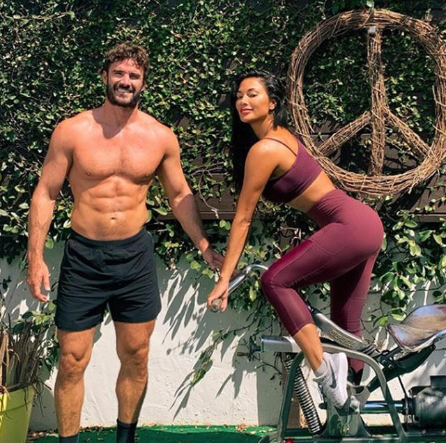 Nicole Scherzinger chia sẻ, cô thường tới phòng tập gym cùng bạn trai Thom Evans để có thêm động lực tập luyện. Cặp đôi có huấn luyện viên riêng hướng dẫn các bài tập khoa học