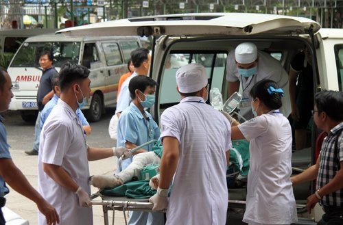 Hai người bị bỏng nặng, được chuyển tới Bệnh viện đa khoa tỉnh Khánh Hòa. Ảnh: Xuân Ngọc.