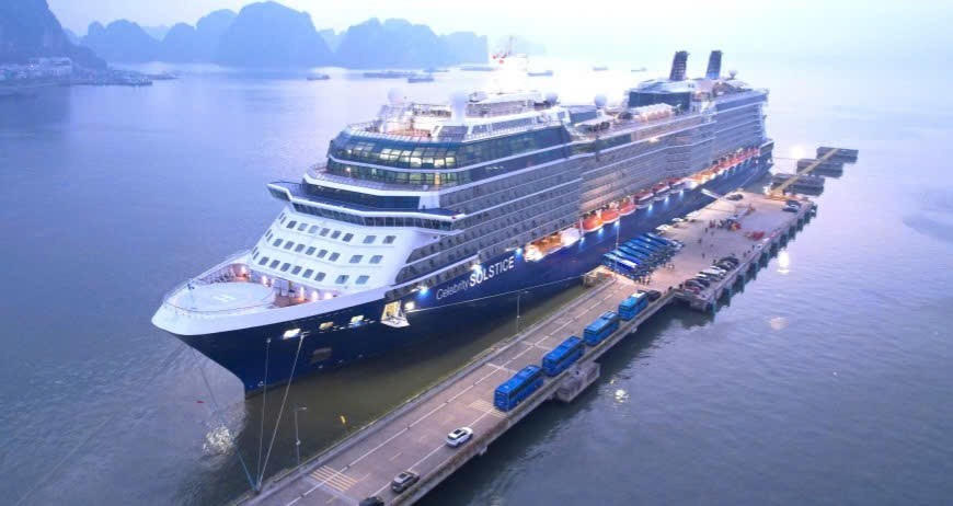 Tàu Celebrity Solstice đưa hơn 3.000 du khách quốc tế đến “xông đất” Quảng Ninh.