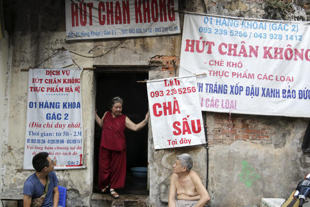 Những biển hiệu xộc xệch được in lên chất liệu mềm có thể cuộn gấp được.
