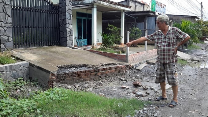 Đường mương nước đã bị một hộ gia đình cổng tường đè lên.