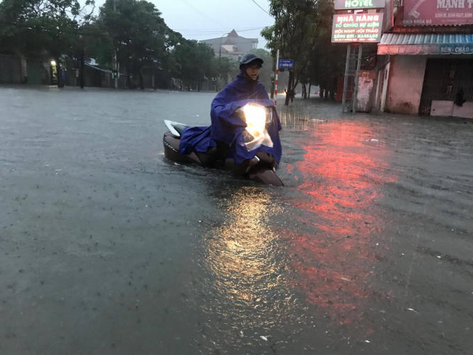 Tình trạng bị ngập nghiêm trọng vào sáng sớm ngày 10/10.