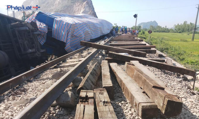 Vụ tai nạn làm hơm 100m đường sắt bị phá hỏng hoàn toàn. (Ảnh: A.Thắng)