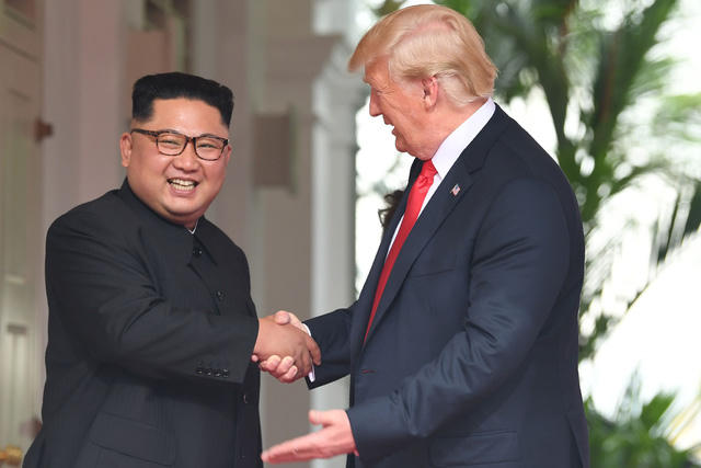 Tổng thống Trump bắt tay nhà lãnh đạo Triều Tiên Kim Jong-un tại cuộc gặp ở Singapore hồi tháng 6. (Ảnh: AFP)