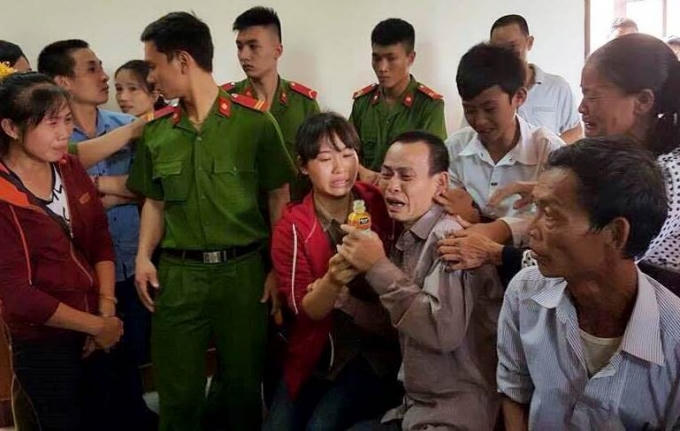 Bị cáo và rất đông người nhà liên tục òa khóc nức nở trước tòa.