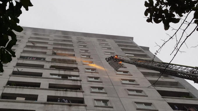 Vụ ch&aacute;y chung cư tr&ecirc;n đường Nguyễn Phong Sắc: Do một b&agrave; cụ g&acirc;y ra
