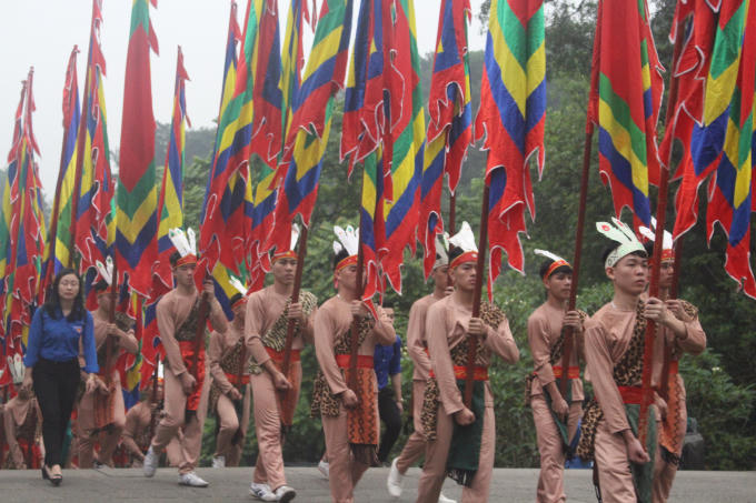 100 thanh niên tượng trưng cho 100 người con lạc cháu hồng.