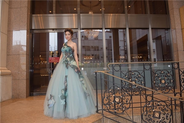 Hoa hậu Mỹ Linh xinh đẹp tựa như một nàng công chúa khiến mọi người không thể rời mắt.