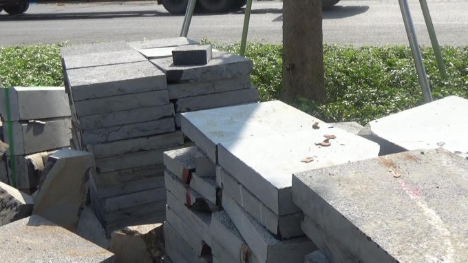 Theo tiêu chuẩn thiết kế, đát lát vỉa hè tại đây là đá tự nhiên, có độ dầy 5cm và kích thước 30 x 30cm.