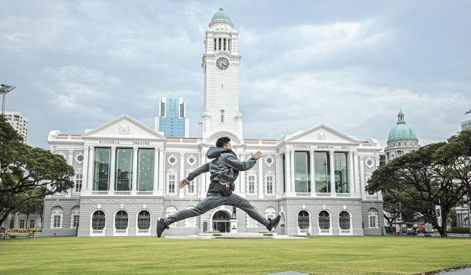 Qu&aacute;n qu&acirc;n Vietnam Idol Trọng Hiếu chạy