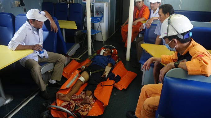 Ngư dân gặp nạn được kịp thời đưa về bờ cấp cứu sau 1 ngày gặp nạn.