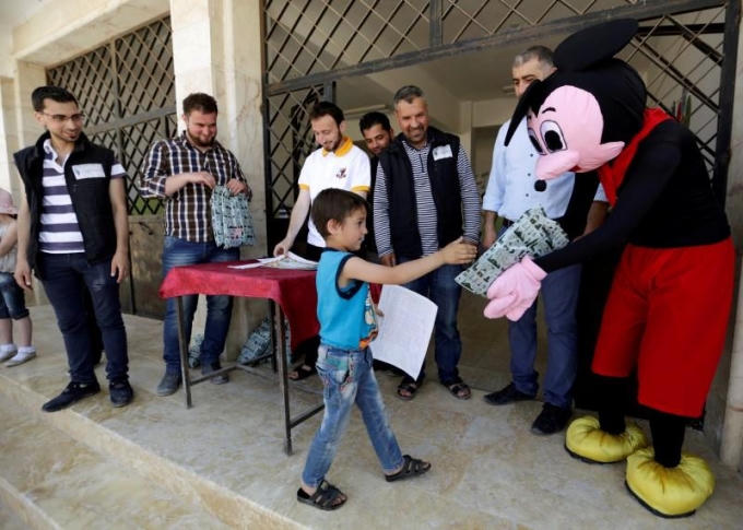 Nhiều tổ chức quốc tế đến tặng quà để khích lệ các em học tập. (Ảnh: Reuters)