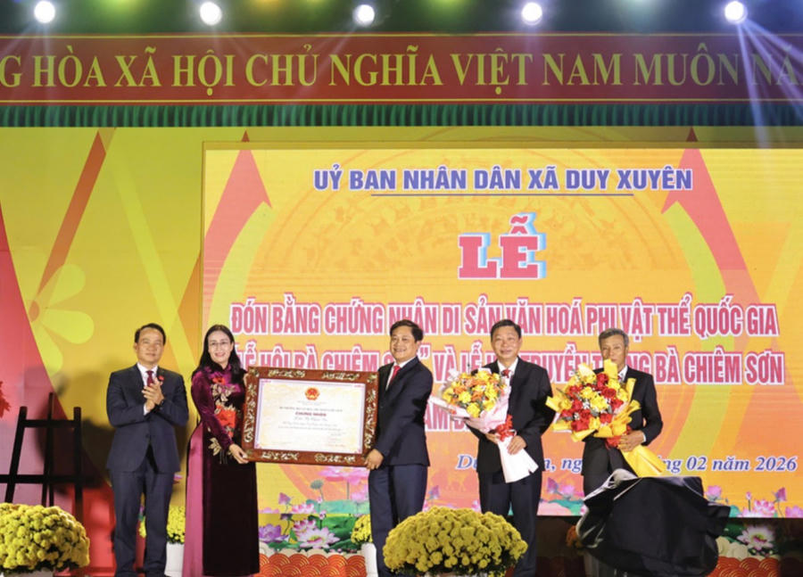 Thừa uỷ quyền của Bộ Văn hoá, Thể thao và Du lịch, lãnh đạo TP. Đà Nẵng trao Bằng chứng nhận Di sản văn hoá phi vật thể quốc gia cho Lễ hội Bà Chiêm Sơn. Ảnh: Diễm Phúc