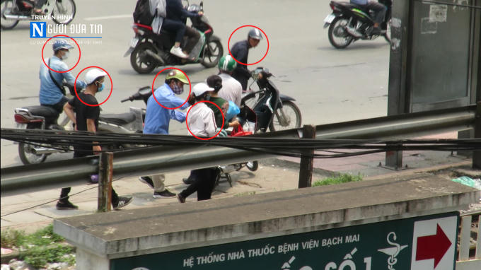 Nhóm 5 đối tượng dàn cảnh móc túi người đi đường.
