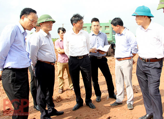 Phó Chủ tịch Thường trực UBND tỉnh Lại Thanh Sơn (thứ 2 từ trái sang) chỉ đạo tại công trường. Ảnh: BGP/Nguyễn An