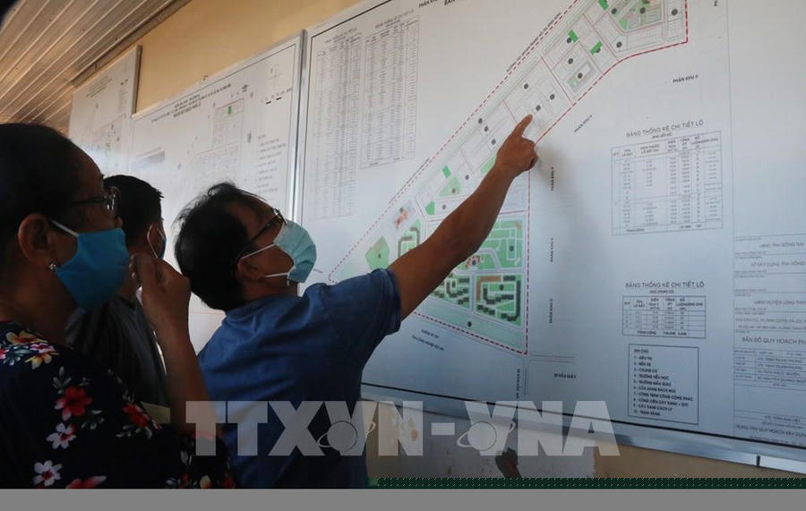 Người dân thảm khảo bản đồ quy hoạch khu tại định cư dự án san bay Long Thành.
