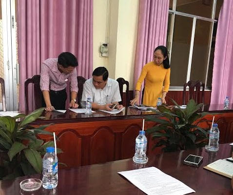 Huỳnh Quang Hưng (áo trắng) Phó chủ tịch UBND Phú Quốc làm việc với phóng viên.